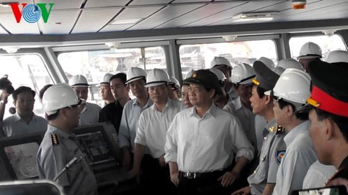 阮晋勇总理对广宁省渔业检查船制造项目进行检查