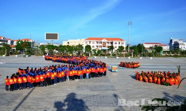 一千名青年在2014夏季青年志愿者活动出征仪式上排成越南地图