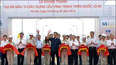 阮晋勇总理出席越南最长跨河大桥通车仪式
