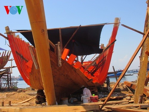 协助渔民制造铁壳渔船更好地出海作业