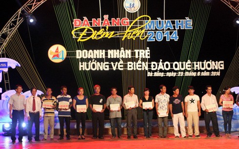 越南中部岘港市青年企业家心系家乡海洋海岛