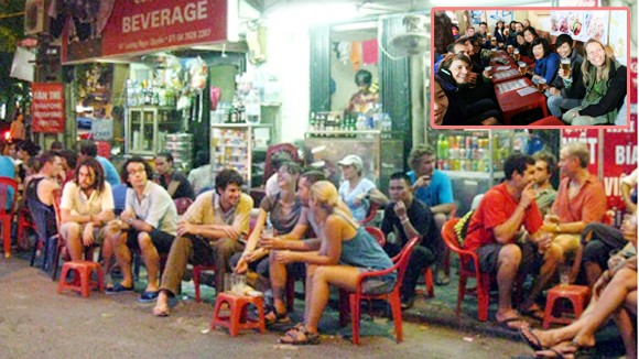 暑夏在河内谢现和良玉绢街边喝啤酒：外国游客的乐趣