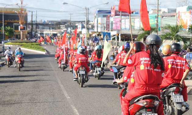 红色之旅晚会在坚江省举行    连接越南血脉
