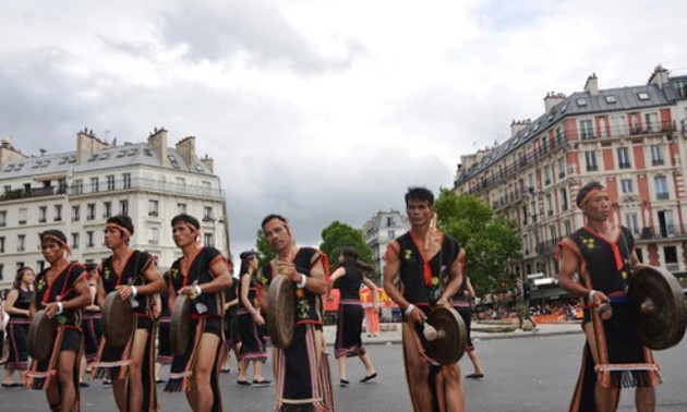 越南西原锣钲表演在法国“热带嘉年华”彩妆游行中大放异彩