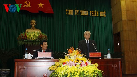 越共中央政治局与承天顺化省省委常务委员会座谈