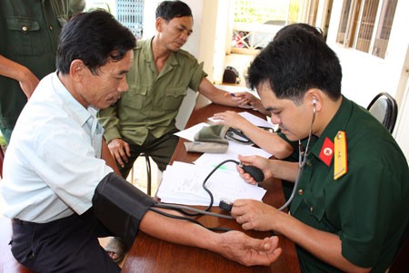 越南63省市举行军队服务社会健康活动
