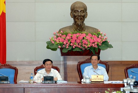 阮晋勇总理与中央经济部领导人举行工作会议