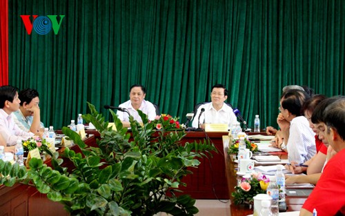越南国家主席张晋创与越南红十字会干部座谈