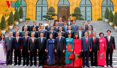 越南国家主席张晋创向越南驻外大使和总领事颁发任命书