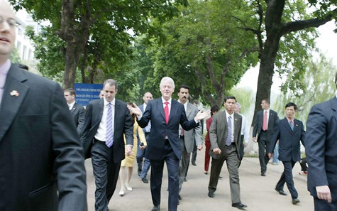 美国前总统克林顿访问越南
