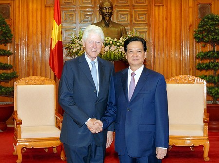 阮晋勇总理会见美国前总统克林顿