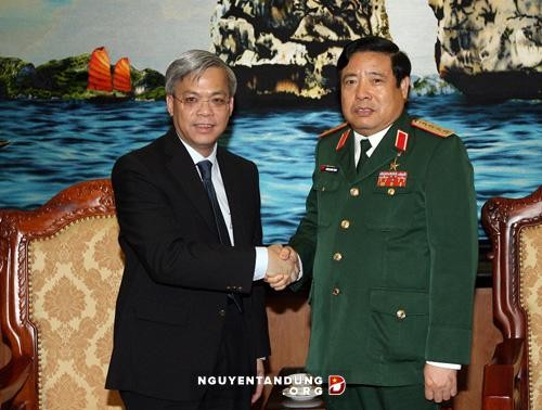 冯光青大将会见新加坡国防部常务秘书