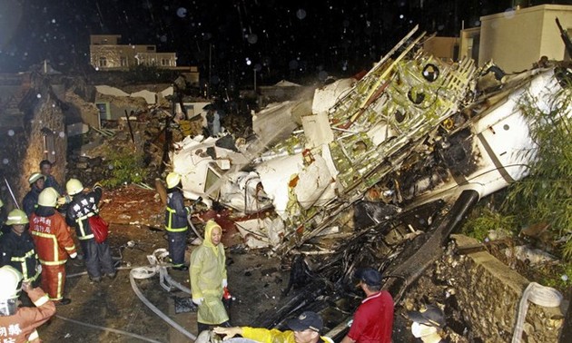 台湾客机坠落48人丧生