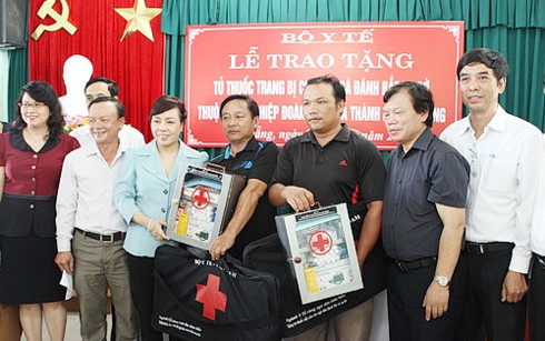 越南卫生部向渔民赠送急救药箱