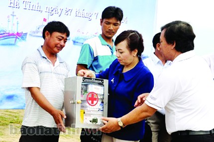越南卫生部向何静省渔民赠送远海捕捞渔船用药箱