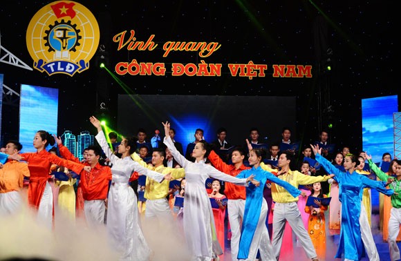 “光荣的越南工会”电视连线直播节目在河内举行