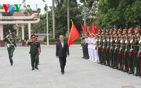 阮胜雄主席出席越南国防学院2013-2014学年结业仪式