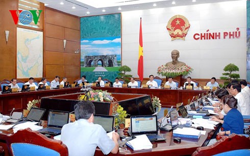 越南政府集中坚决指导力争社会经济发展取得成效 