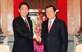 越南国家主席张晋创会见日本外务大臣岸田文雄