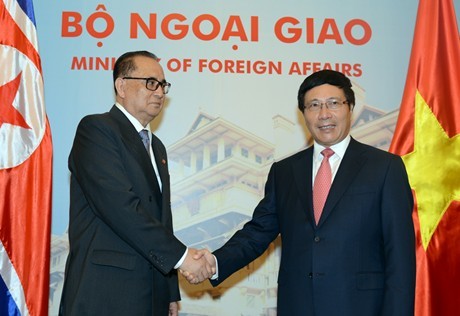 越南政府副总理兼外长范平明会见来访的朝鲜外务相李洙墉