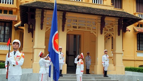 越南外交部举行东盟旗和国旗升旗仪式