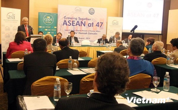 越南代表团出席在马来西亚举行的“东盟47周年：共同壮大”论坛