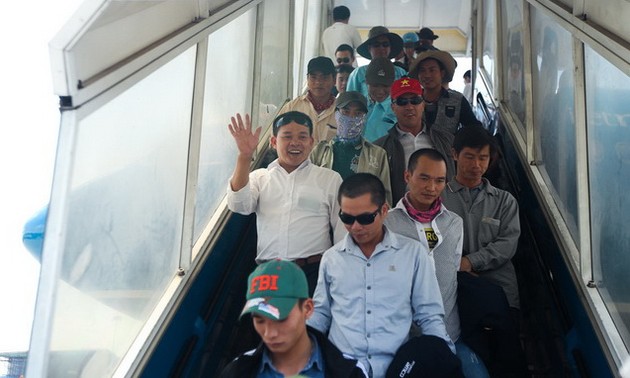 在利比亚工作的近1300名越南工人安全回国