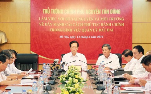 阮晋勇总理：要及早完善机制政策   有效实施《2013土地法》