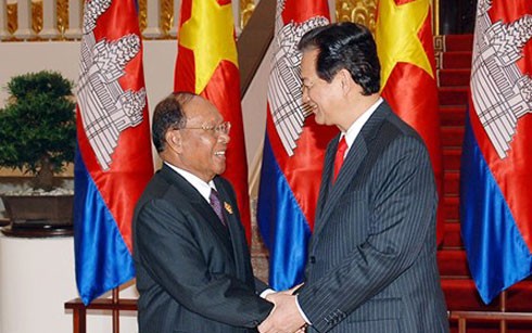 阮晋勇总理会见柬埔寨国会主席韩桑林