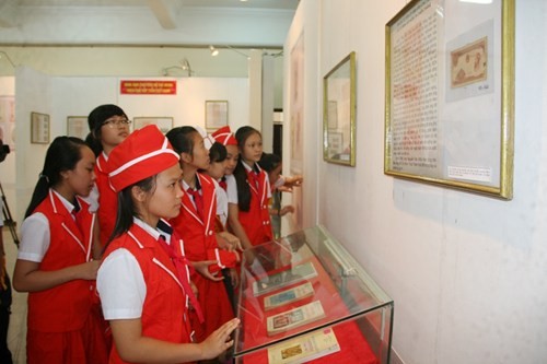 越南钱币和邮票上的胡志明主席展在承天顺化省举行