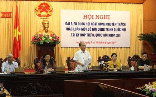 越南国会专职代表讨论重要问题