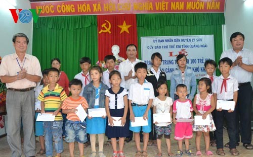 越南全国各地为儿童举行多项活动欢度中秋