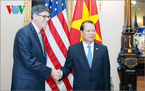 越南政府副总理武文宁与美国国会和企业界进行接触