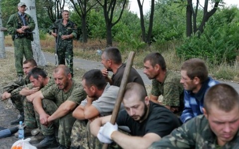乌克兰政府军和民间武装继续交换俘虏