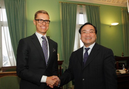 越南政府副总理黄忠海访问芬兰