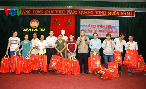 越南祖国阵线中央委员会向渔民赠送礼物