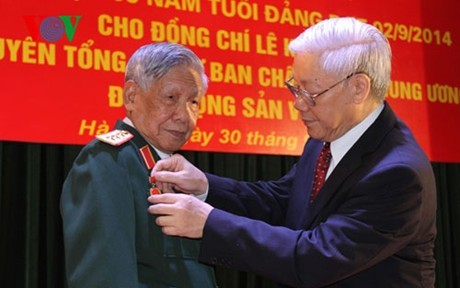 前越共中央总书记黎可飘获颁65年党龄纪念章