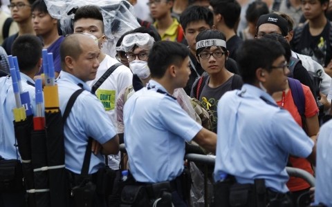 中国香港政府继续呼吁示威者解散