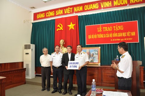 越南天主教同胞向长沙军民捐助30亿越盾