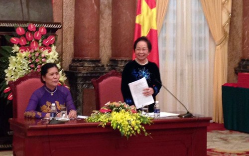 越南国家副主席阮氏缘会见优秀宗教神职代表团