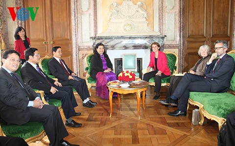 越南国会副主席丛氏放访问法国参议院