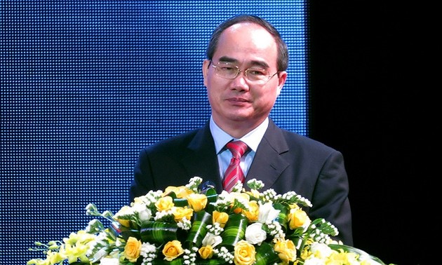 越南祖国阵线中央委员会主席阮善仁向越南企业致以节日祝贺