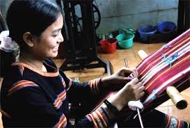 依靠传统纺织业改善少数民族妇女的生计