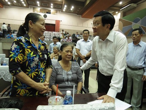 越南国家主席张晋创与胡志明市第四郡选民进行接触
