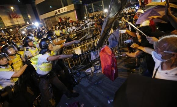 中国香港警方继续在旺角与示威者发生冲突