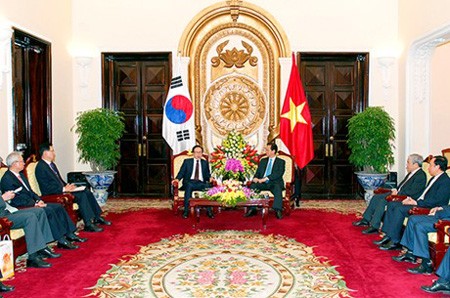 韩国前总统李明博：越韩关系是面向未来的关系典范