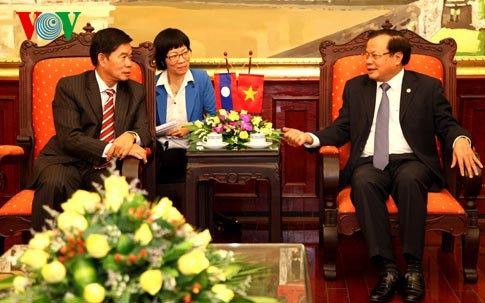 河内市委书记会见老挝首都万象高级代表团