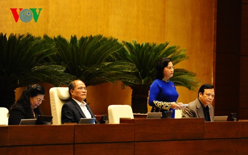 越南十三届国会八次会议继续讨论社会经济发展情况和国家财政预算执行情况