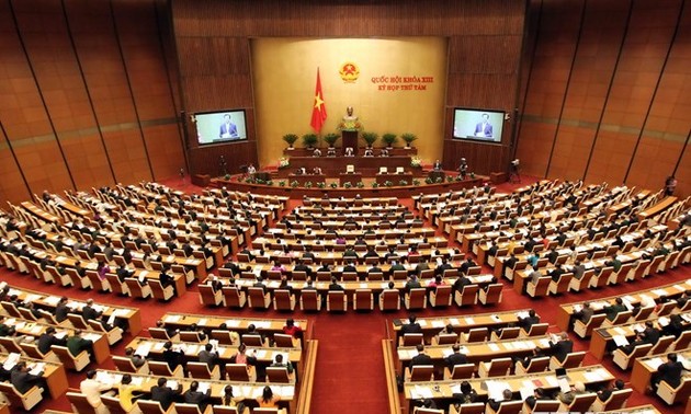 越南13届国会8次会议讨论《越南人民军军官法》和《人民公安法》