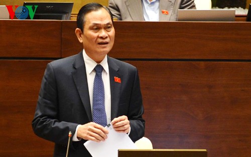 越南内务部长和交通运输部长接受国会代表质询